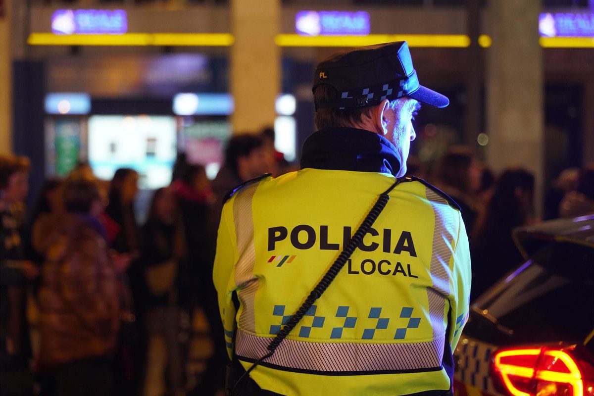 El fin de semana deja 67 denuncias de la Policía Local, 48 de ellas por orinar en la vía pública
