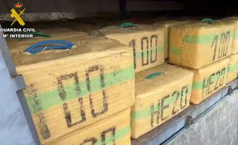 Detenidos cinco tripulantes de una narcolancha al frustrar un alijo de tres toneladas de hachís en Sanlúcar (Cádiz)