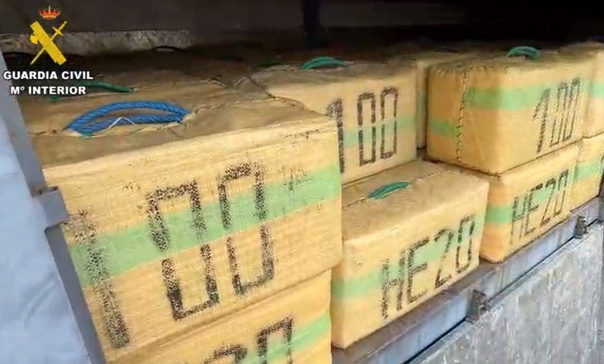 Detenidos cinco tripulantes de una narcolancha al frustrar un alijo de tres toneladas de hachís en Sanlúcar (Cádiz)