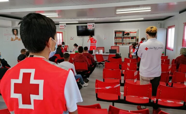Cruz Roja de Almería atiende a 22 personas procedentes de varias pateras, tres de ellos heridos