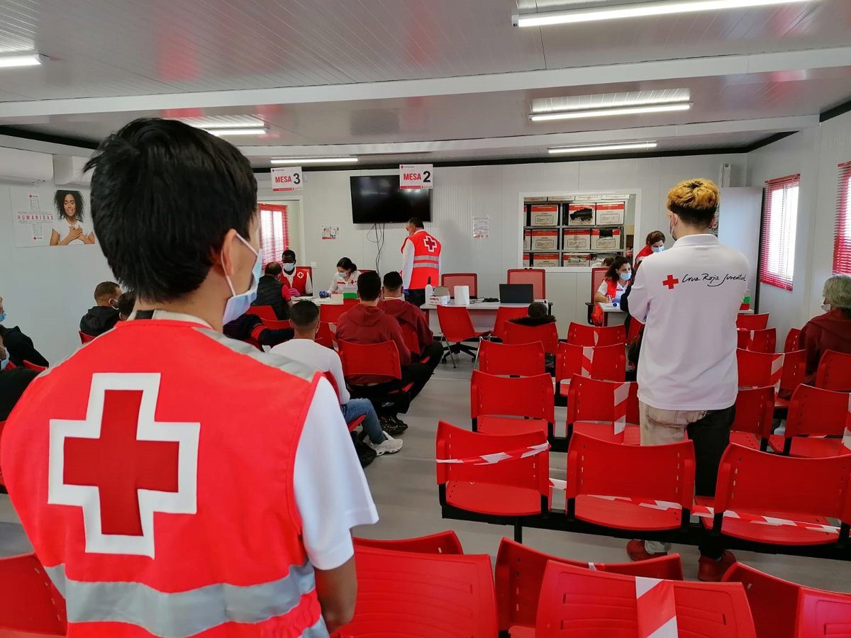 Cruz Roja de Almería atiende a 22 personas procedentes de varias pateras, tres de ellos heridos
