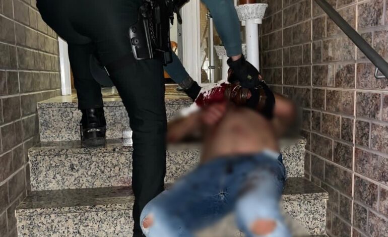 La Guardia Civil auxilia en El Ejido (Almería) a un hombre con hemorragia severa tras un accidente doméstico