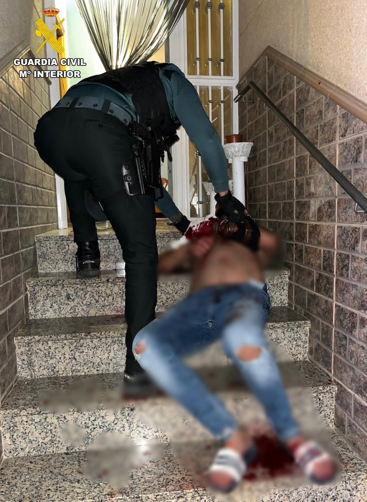 La Guardia Civil auxilia en El Ejido (Almería) a un hombre con hemorragia severa tras un accidente doméstico