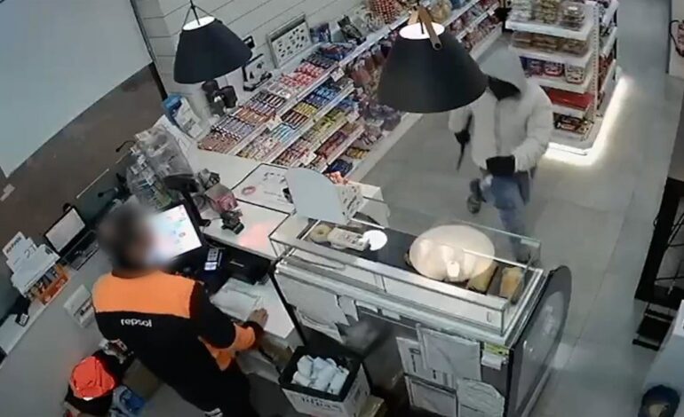 Detenido por robar la recaudación de una gasolinera en Algodonales (Cádiz) encapuchado y con un arma blanca