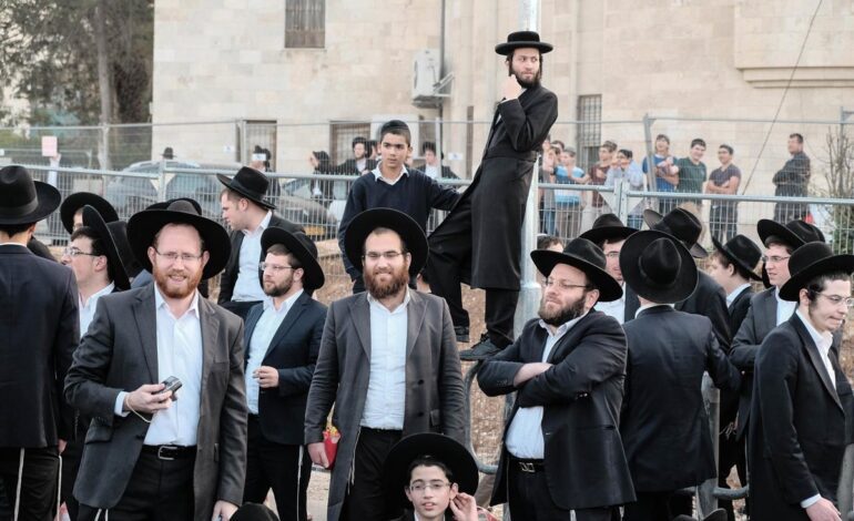 Cientos de judíos ultraortodoxos bloquean una carretera en Jerusalén para protestar contra su reclutamiento