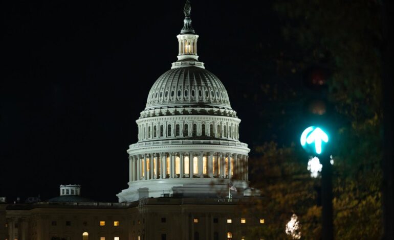 Trump firma la ley para reabrir el Gobierno federal tras un récord de más de seis semanas cerrado