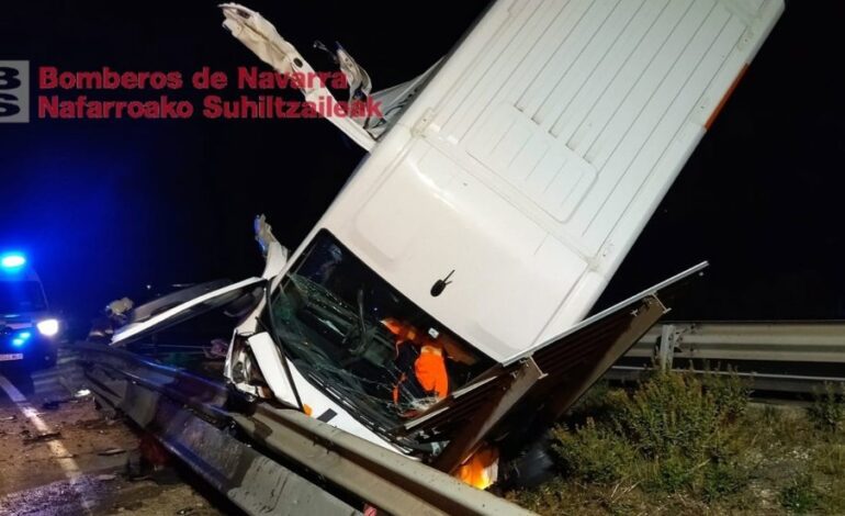 Una persona trasladada al HUN tras la salida de vía y vuelco de una furgoneta en Noáin