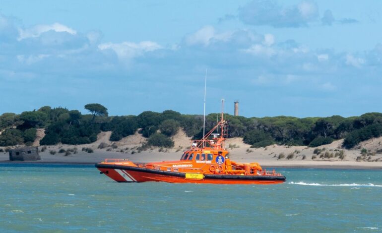 Activado un dispositivo de búsqueda para localizar a tres personas caídas al mar desde una neumática en aguas de Cádiz