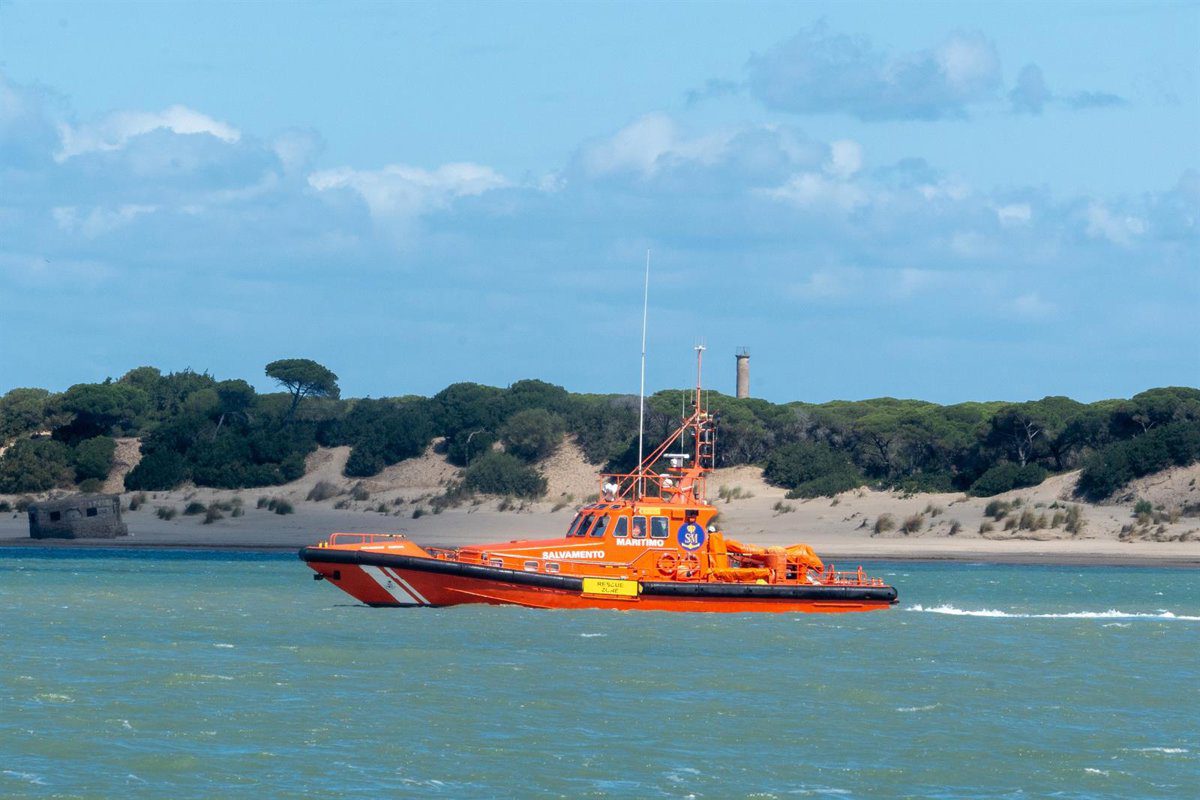 Activado un dispositivo de búsqueda para localizar a tres personas caídas al mar desde una neumática en aguas de Cádiz