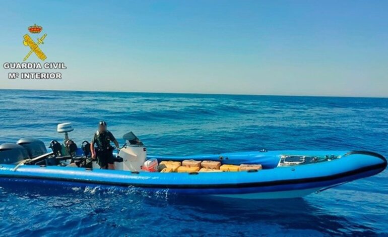 Policías denuncian la presencia de narcolanchas varadas en la costa andaluza buscando refugio por el temporal