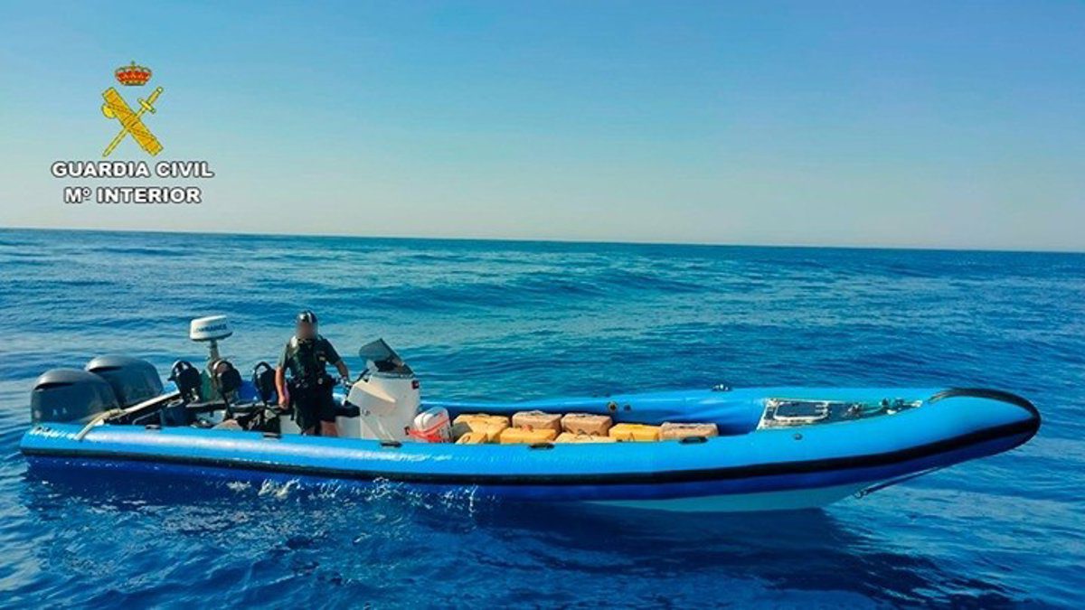 Policías denuncian la presencia de narcolanchas varadas en la costa andaluza buscando refugio por el temporal