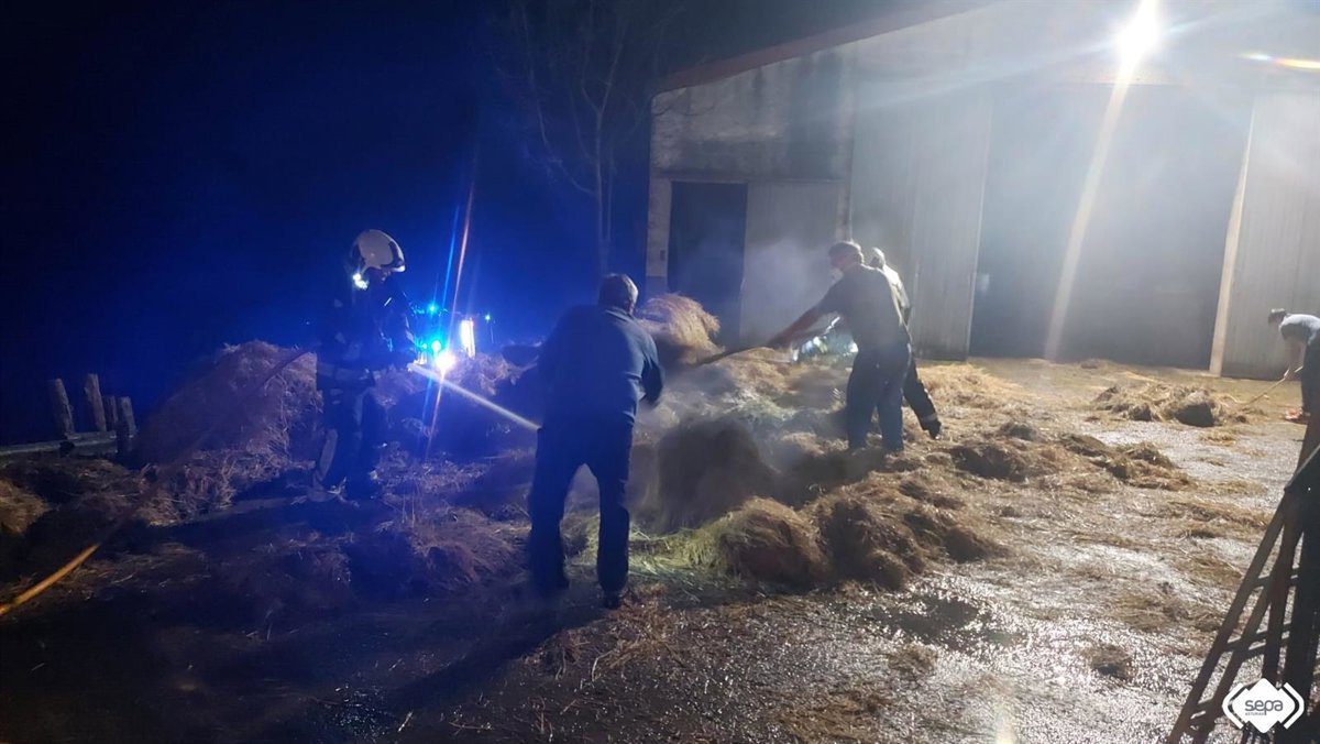 Un herido en un incendio sofocado en una cuadra en Igena, Cangas de Onís