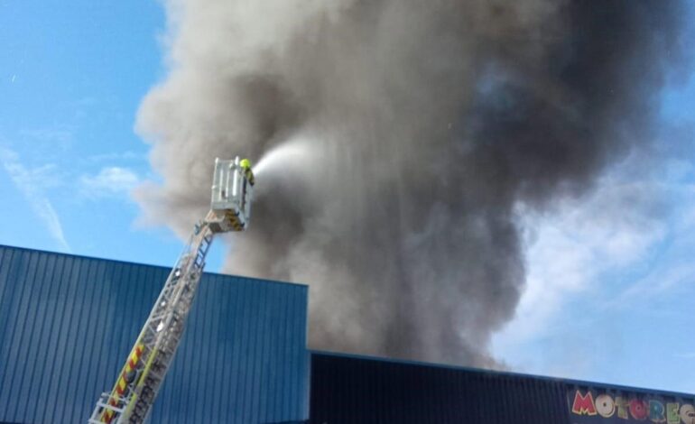Bomberos controlan el incendio en una nave de Alboraia y frenan el riesgo de propagación
