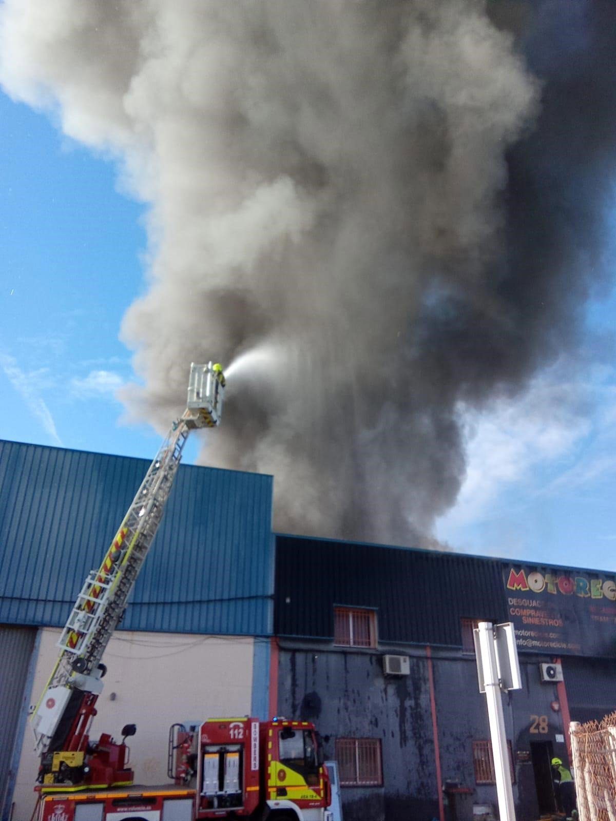 Bomberos controlan el incendio en una nave de Alboraia y frenan el riesgo de propagación