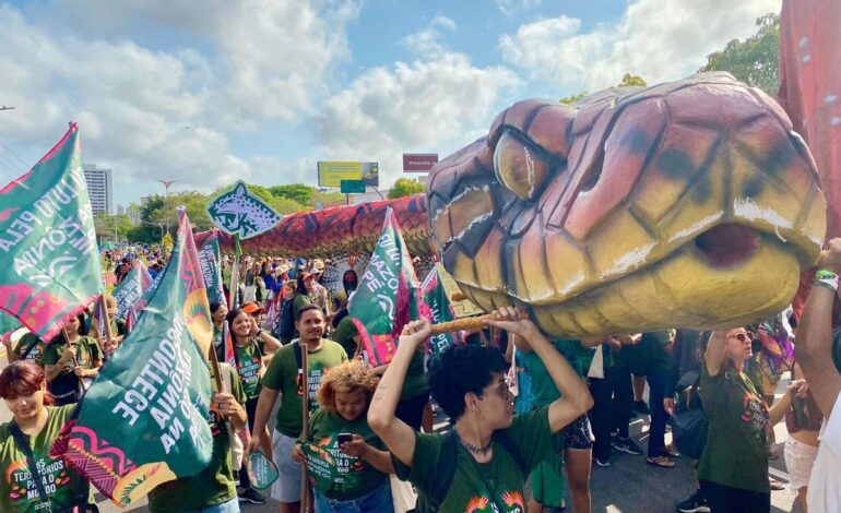 Miles de manifestantes protestan contra la COP30 en Belém, Brasil
