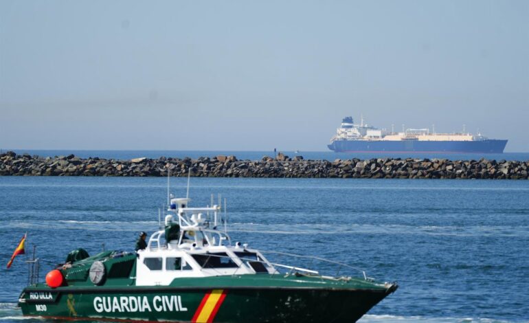 Narcolanchas permanecen refugiadas ante el temporal en el puerto de Barbate (Cádiz) bajo vigilancia de la Guardia Civil