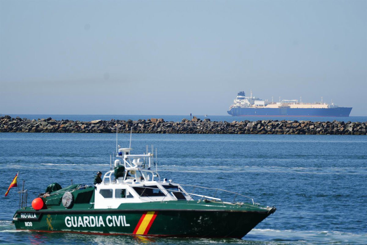 Narcolanchas permanecen refugiadas ante el temporal en el puerto de Barbate (Cádiz) bajo vigilancia de la Guardia Civil