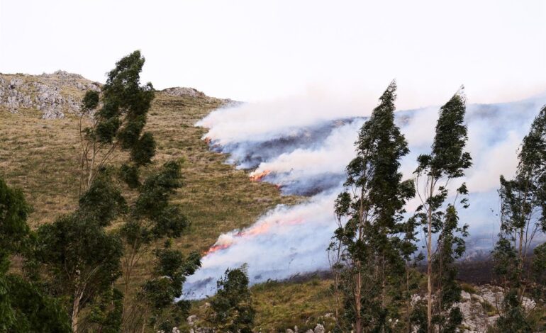 Cantabria registra dos nuevos incendios forestales activos en Valdáliga