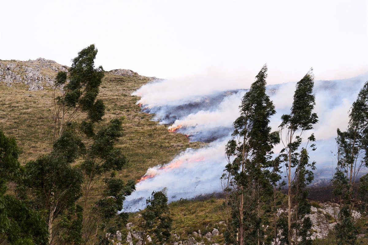 Cantabria registra dos nuevos incendios forestales activos en Valdáliga