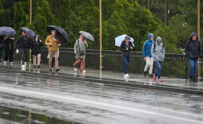 Rescatados varios ocupantes de vehículos atrapados por inundaciones en Castilblanco de los Arroyos (Sevilla)