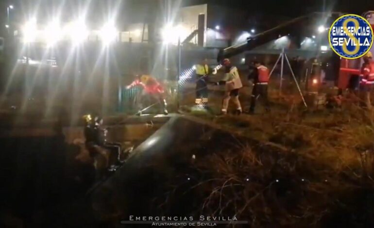 Rescatado ileso un joven de 15 años tras resbalar por una pendiente de un canal de riego en Sevilla