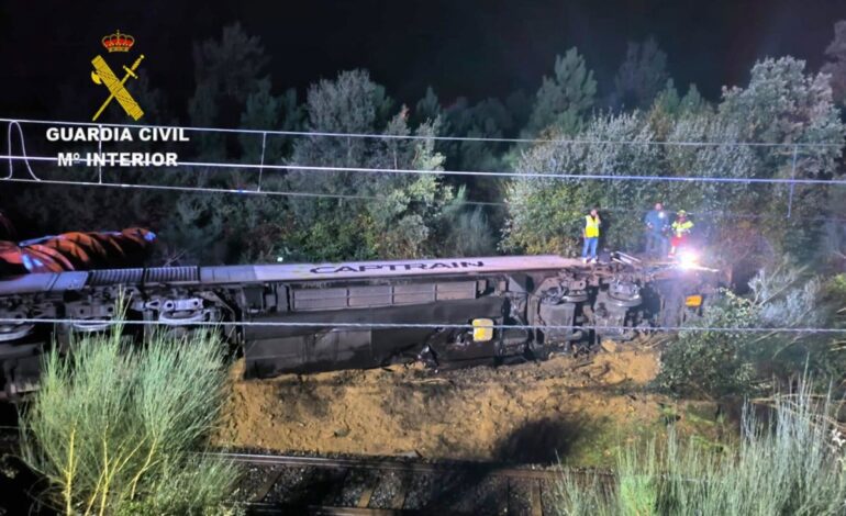 Herido leve el maquinista del tren de mercancías descarrilado en As Neves, que pudo salir por su propio pie