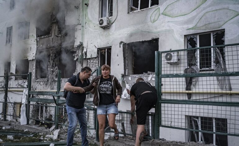 Al menos tres muertos y diez heridos en ataques rusos contra Balaklia, en el este de Ucrania