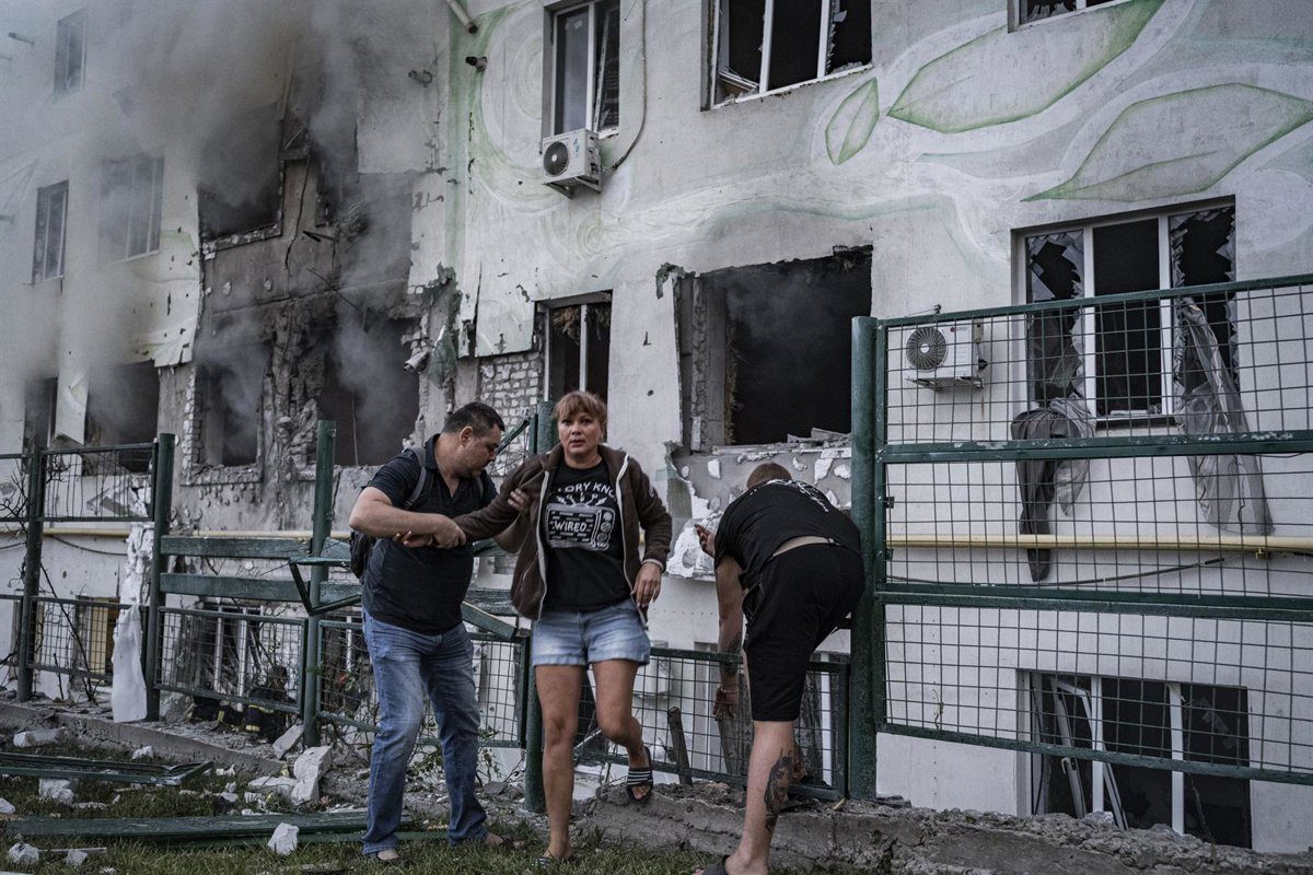 Al menos tres muertos y diez heridos en ataques rusos contra Balaklia, en el este de Ucrania