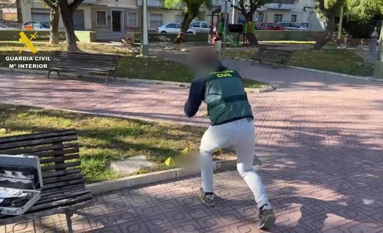 Dos detenidos acusados de agredir con un martillo a un hombre en un parque de Novelda (Alicante)