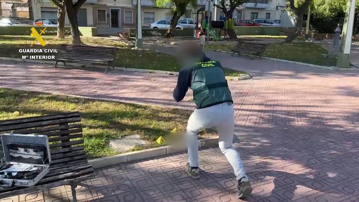Dos detenidos acusados de agredir con un martillo a un hombre en un parque de Novelda (Alicante)
