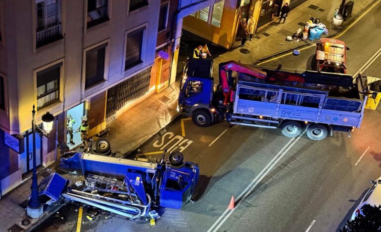 Vuelca un camión en la calle Fuertes Acevedo de Oviedo