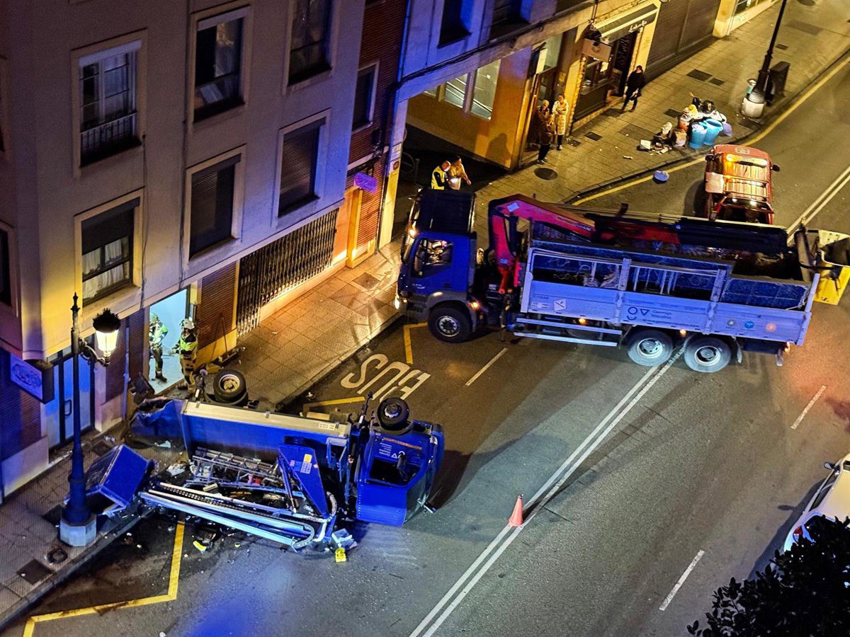 Vuelca un camión en la calle Fuertes Acevedo de Oviedo