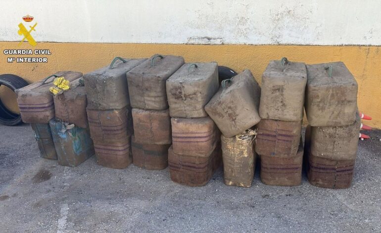 Hallan 865 kilos de hachís en un vehículo que fue parado por una infracción de tráfico en Los Barrios (Cádiz)