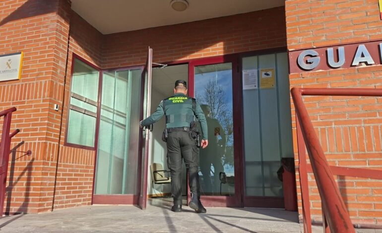 Amenaza con un cuchillo a una mujer que quería entrar a una casa de Pedrajas para cuidar al bebé de una amiga