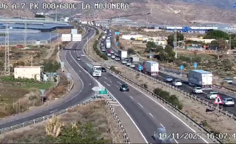 Una colisión de tres vehículos sin heridos en la A-7 en Vícar (Almería) causa retenciones kilométricas