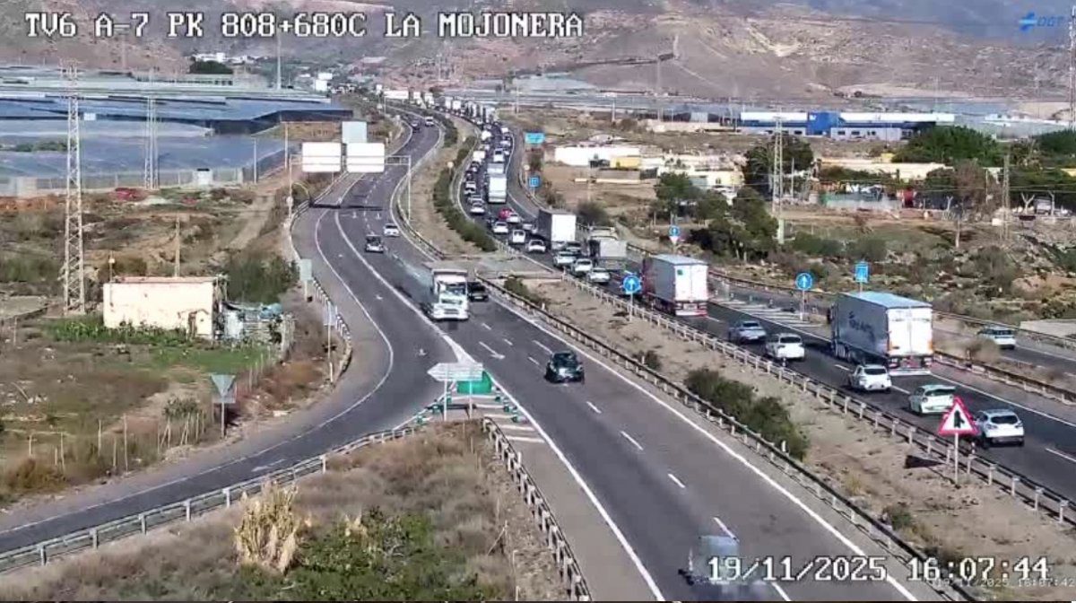 Una colisión de tres vehículos sin heridos en la A-7 en Vícar (Almería) causa retenciones kilométricas