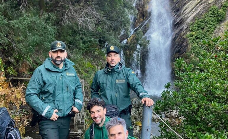 La Guardia Civil rescata a un perro atrapado a gran altura en la Cascada del Chorritero en Ovejuela