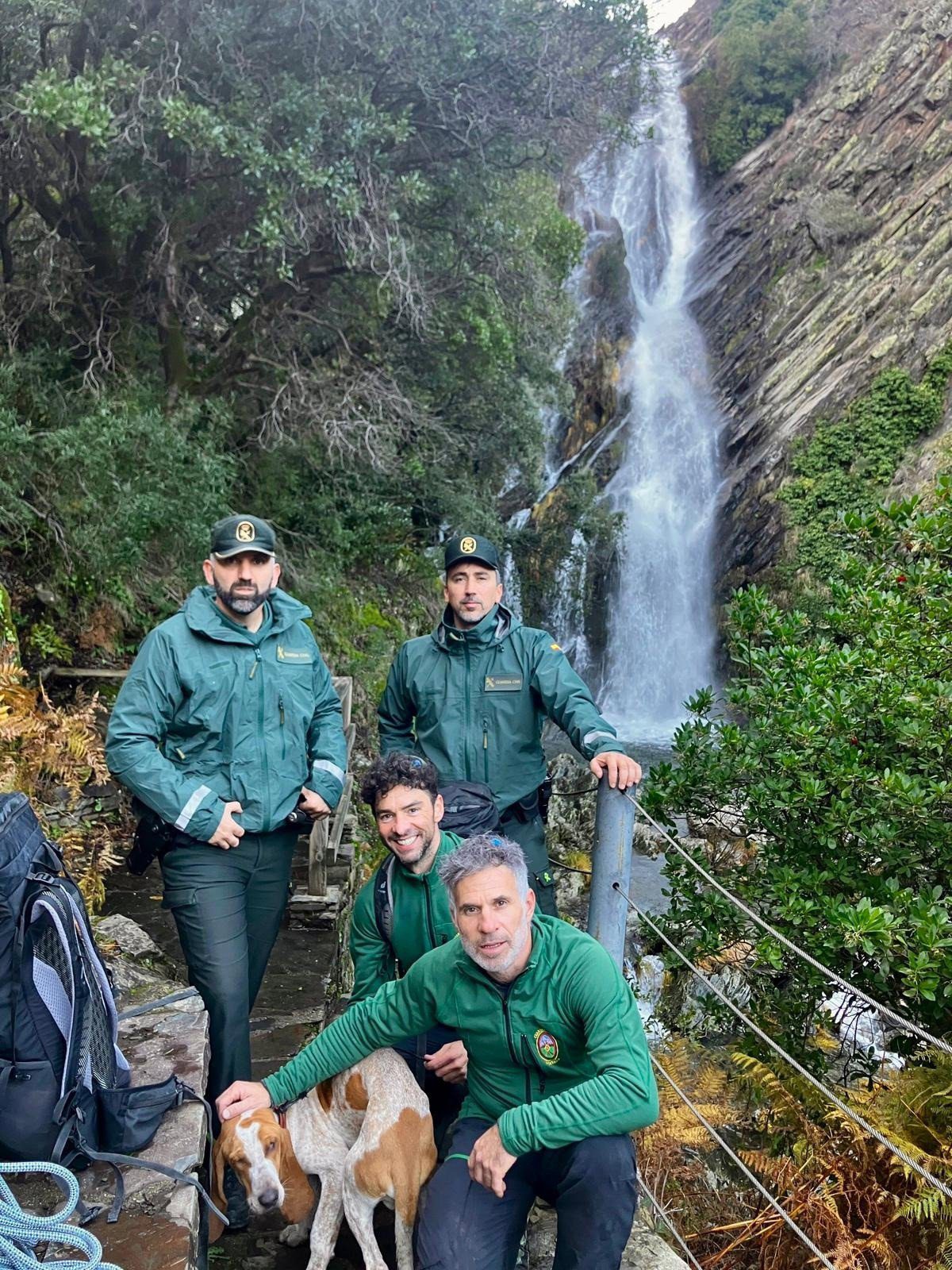 La Guardia Civil rescata a un perro atrapado a gran altura en la Cascada del Chorritero en Ovejuela