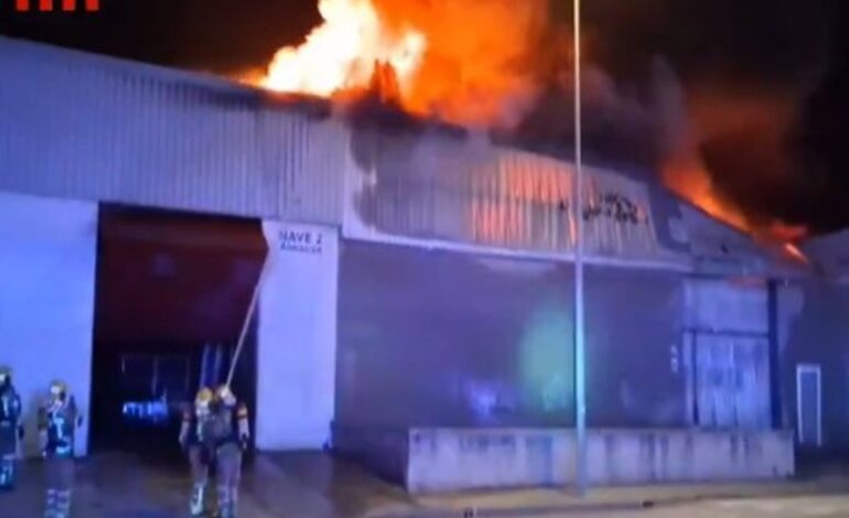 Un incendio quema 3 naves industriales en un polígono de Malgrat de Mar (Barcelona)