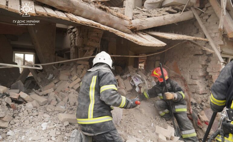 Ascienden a 26 los muertos por el ataque ruso del miércoles en Ternópil, mientras siguen las labores de rescate