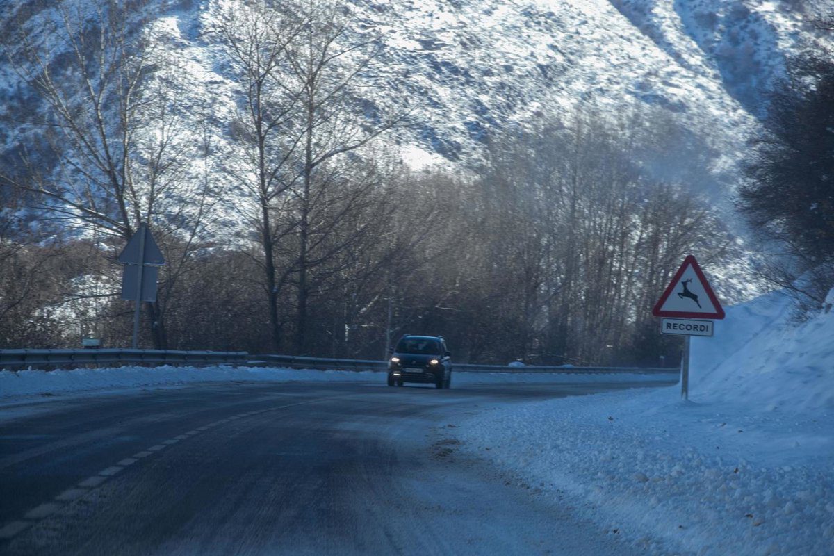 Obligatorias las cadenas en 6 carreteras de Lleida por hielo en la vía