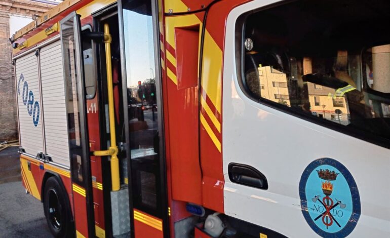 Dos heridos, uno con quemaduras, en un incendio que ha calcinado por completo una vivienda en Gelves (Sevilla)