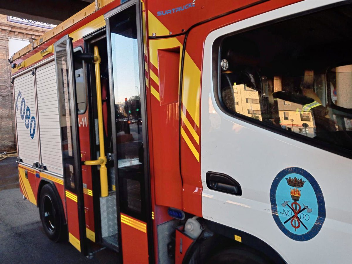 Dos heridos, uno con quemaduras, en un incendio que ha calcinado por completo una vivienda en Gelves (Sevilla)