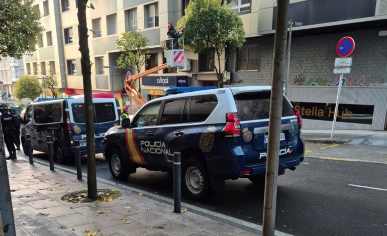 Una operación antidrogas en Santiago se salda con 100 identificados y dos detenidos por situación irregular