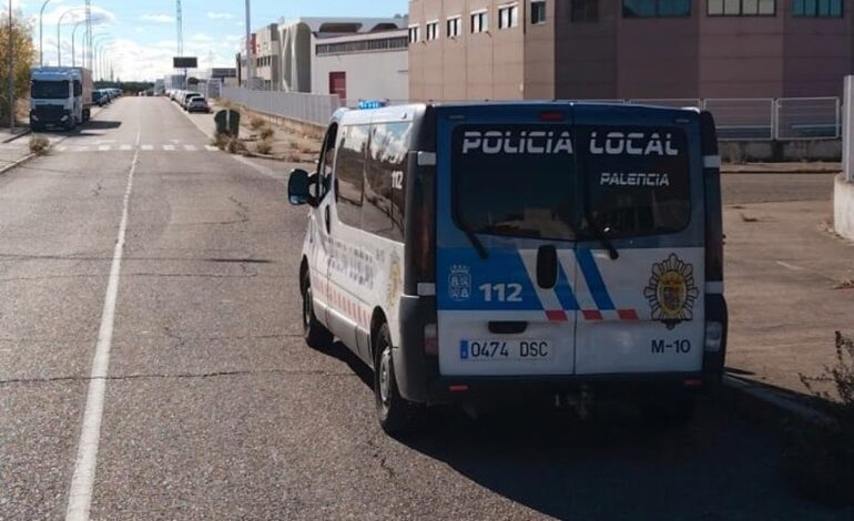 Agentes de la Policía Local de Palencia salvan la vida a un trabajador con un infarto