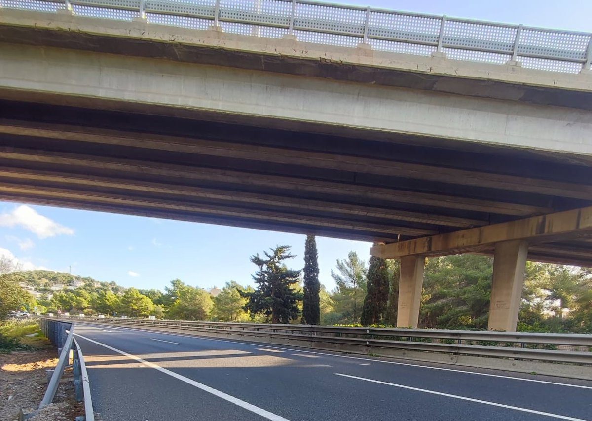 Desviado el tráfico en la autopista de Andratx a la altura de Portals por desprendimientos en el puente