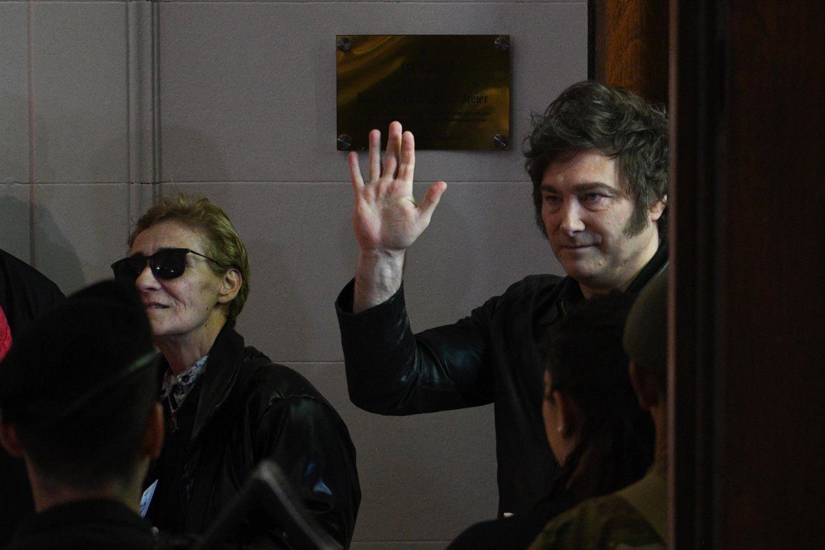 Milei designa a un militar como ministro de Defensa de Argentina por primera vez en democracia