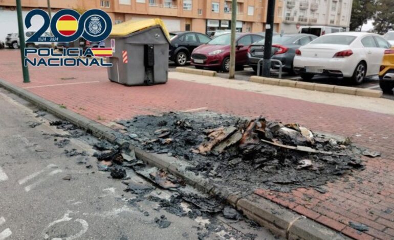 Detenida una mujer acusada de quemar contenedores y a un hombre por incitarle a cambio de droga en Gandia