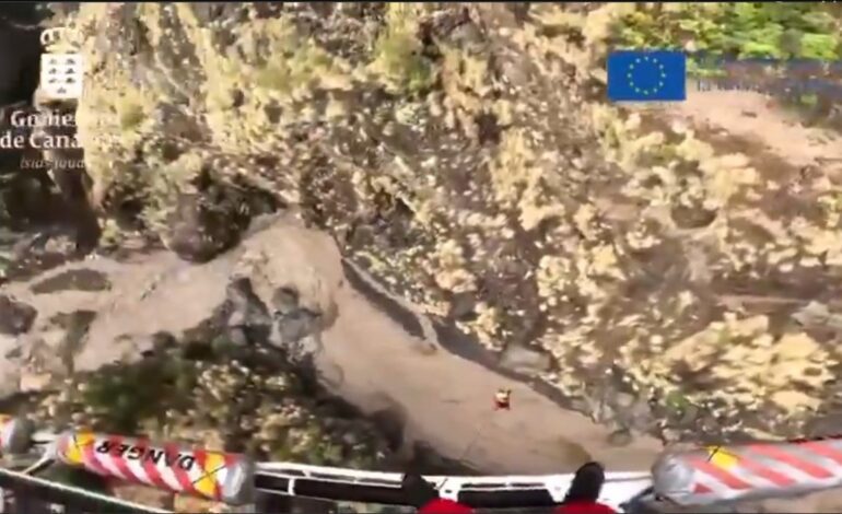 Rescatados en helicóptero dos senderistas al no poder continuar en un barranco de La Palma por las fuertes lluvias