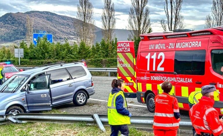 Herida al salirse de la vía y chocar contra la mediana en la Autovía de la Barranca, en Etxarren